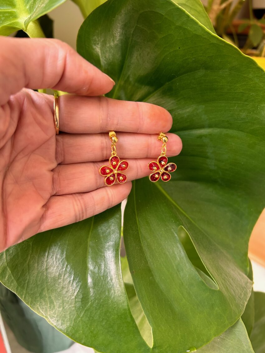 Flower resin earring - Image 3