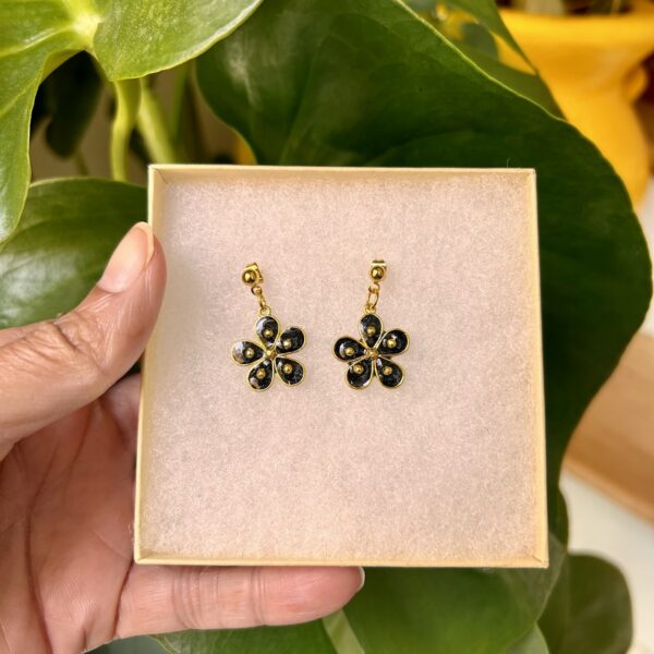 Flower resin earring