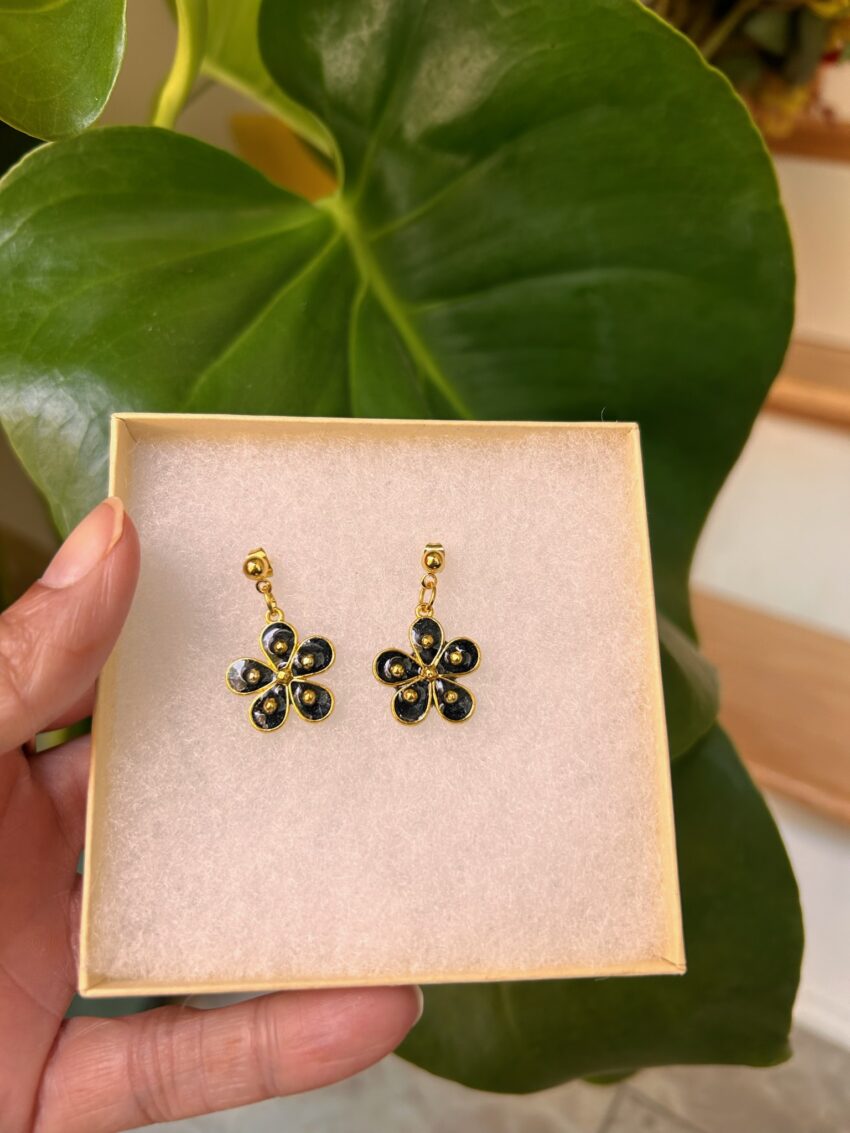 Flower resin earring - Image 2